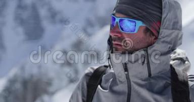 阳光明媚的一天，登山者在雪山上的肖像。 登山滑雪活动.. 滑雪者冬天下雪